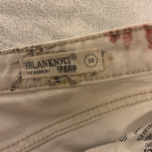 BLANK NYC Floral Shorts - Picture 2 of 5